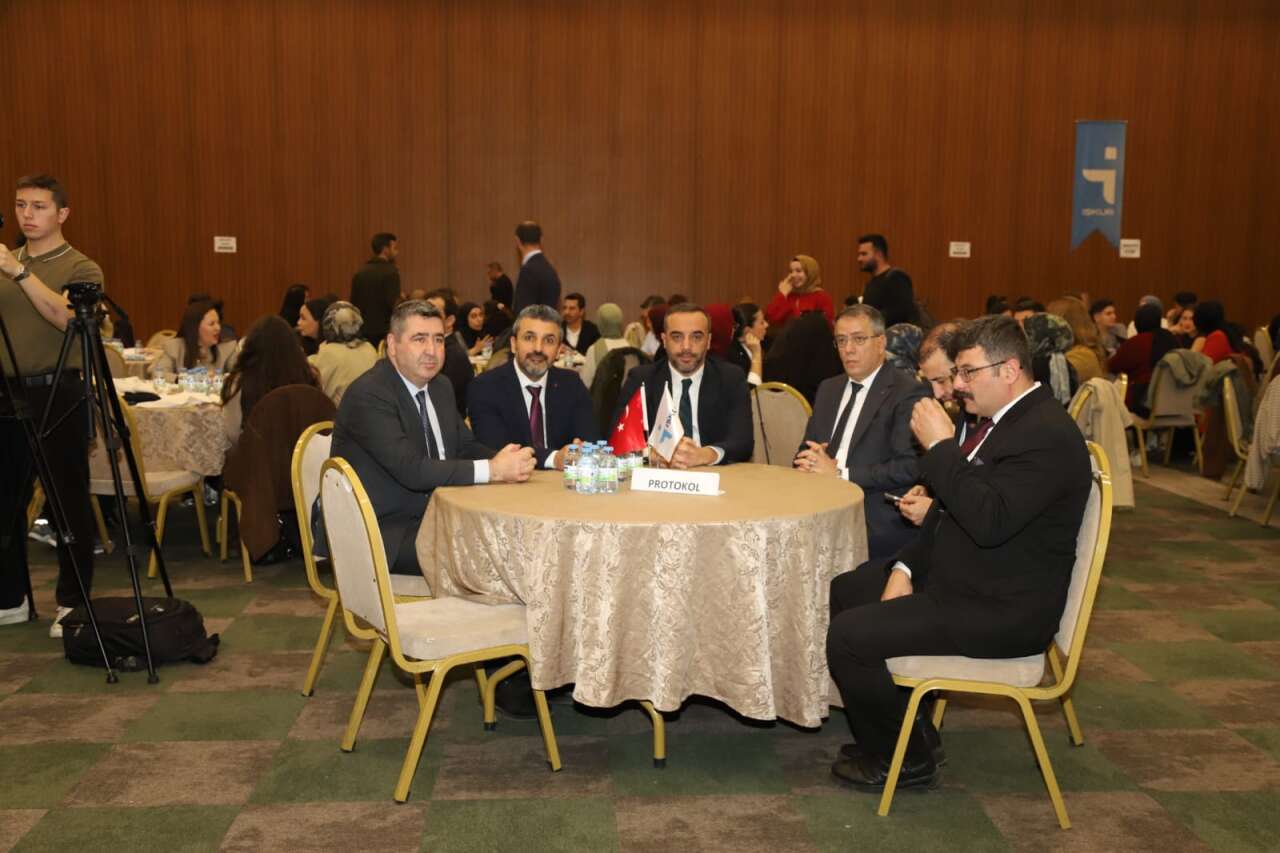 Konya’da gençlerin geleceği için 20 masa kuruldu, iş hayatından beklentileri konuşuldu 2